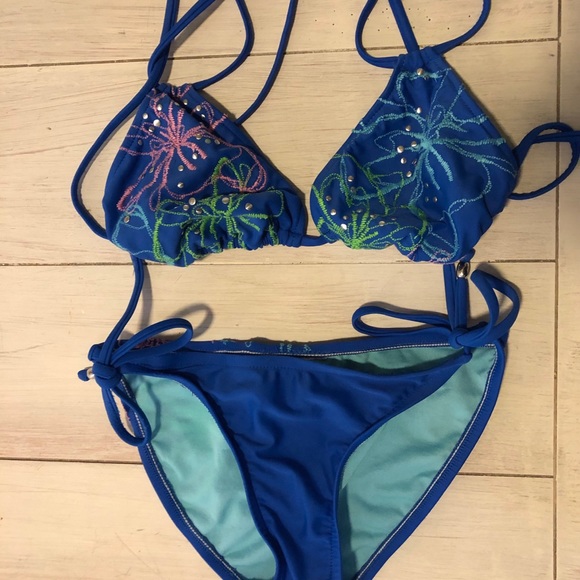 Bikini - Picture 1 of 3